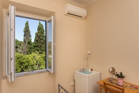 MJ's Sea Side Rooms