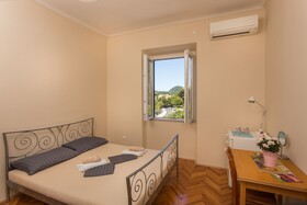 MJ's Sea Side Rooms