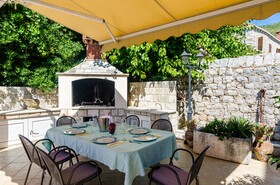 Villa Leona V1