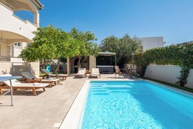 Sunshine Holiday Home