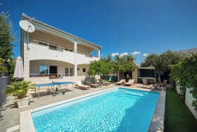Sunshine Holiday Home