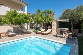 Sunshine Holiday Home