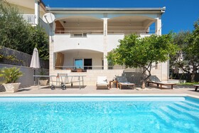 Sunshine Holiday Home