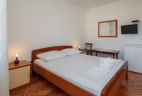 Apartments And Rooms Denis
