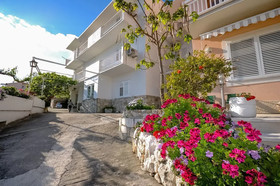 Apartments and Rooms Nikola