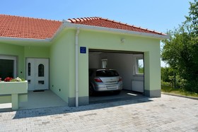 Holiday House 4M