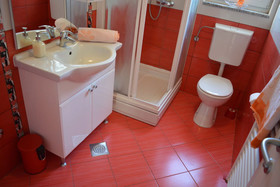 Holiday House 4M