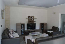 Holiday House 4M
