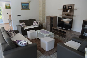 Holiday House 4M