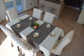 Holiday House 4M