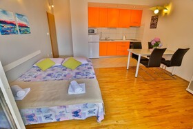 Apartments Tresnja