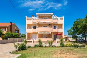 Apartments Ani - with pool
