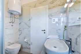 Crowonder Luxury Marijana Apartments