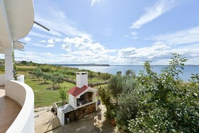 Edi - Amazing Location by the sea