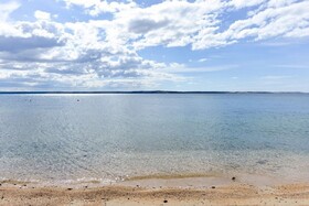Edi - Amazing Location by the sea