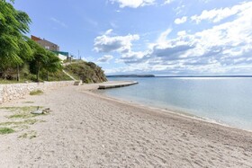 Edi - Amazing Location by the sea