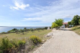 Edi - Amazing Location by the sea