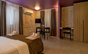 Annies Stone Studio & Room