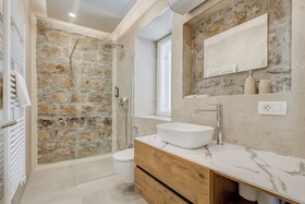 InMotion Luxury Rooms