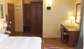 Peristil