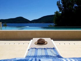 Beachfront Villa Brulupes in Secluded Bay