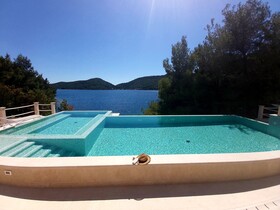 Beachfront Villa Brulupes in Secluded Bay