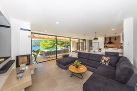 Beachfront Villa Brulupes in Secluded Bay