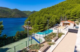 Beachfront Villa Brulupes in Secluded Bay
