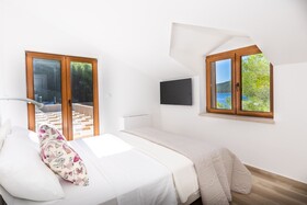 Beachfront Villa Brulupes in Secluded Bay
