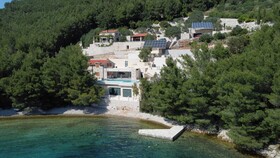 Beachfront Villa Brulupes in Secluded Bay