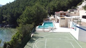Beachfront Villa Brulupes in Secluded Bay