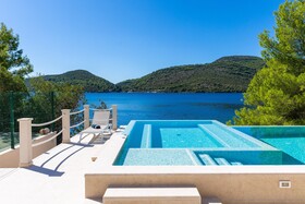 Beachfront Villa Brulupes in Secluded Bay