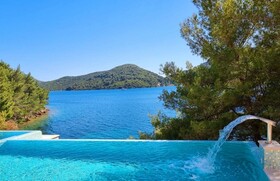 Beachfront Villa Brulupes in Secluded Bay