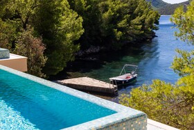 Beachfront Villa Brulupes in Secluded Bay