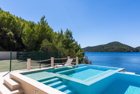 Beachfront Villa Brulupes in Secluded Bay