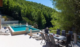 Beachfront Villa Brulupes in Secluded Bay