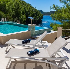 Beachfront Villa Brulupes in Secluded Bay
