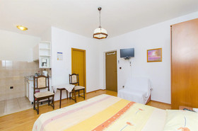 Apartments And Rooms Iva