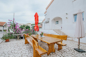 Apartments Vrlika