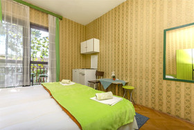 Rooms Summer Tree