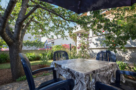 Apartments And Room Thea