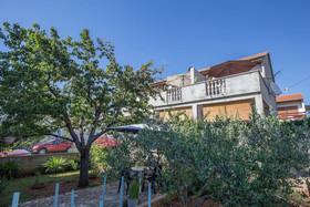 Apartments And Room Thea