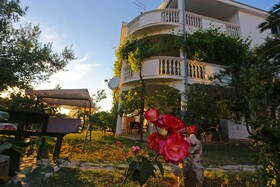 Ina Apartments