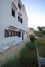Ina Apartments