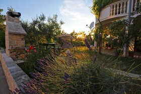 Ina Apartments