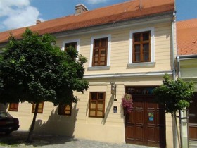 Maksimilian Guesthouse