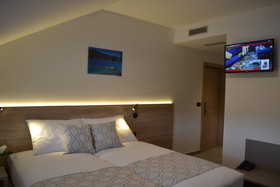 16 Lakes Hotel