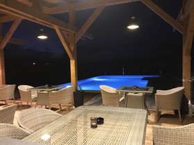 16 Lakes Hotel