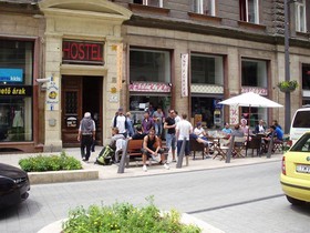 2B Hostel & Rooms