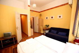 Club Apartments & Rooms
